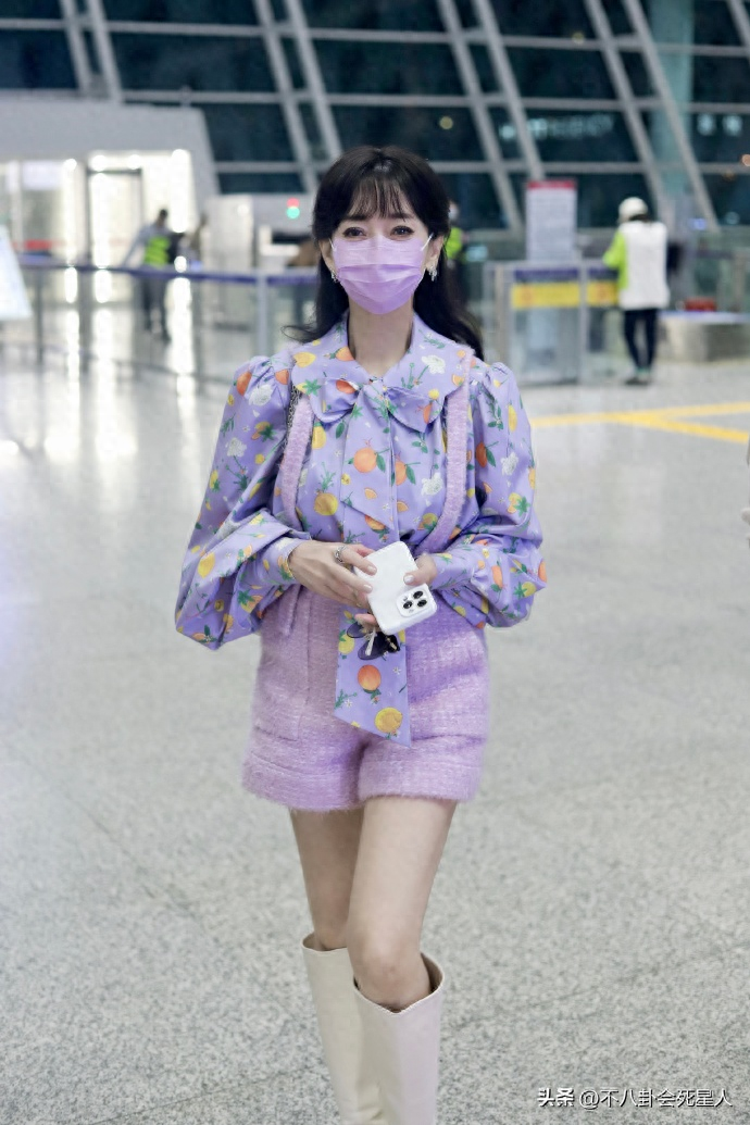 "赵雅芝穿着紫色套装引争议，70岁扮嫩还是自由选择？" 1