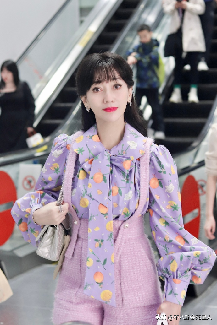 "赵雅芝穿着紫色套装引争议，70岁扮嫩还是自由选择？" 3