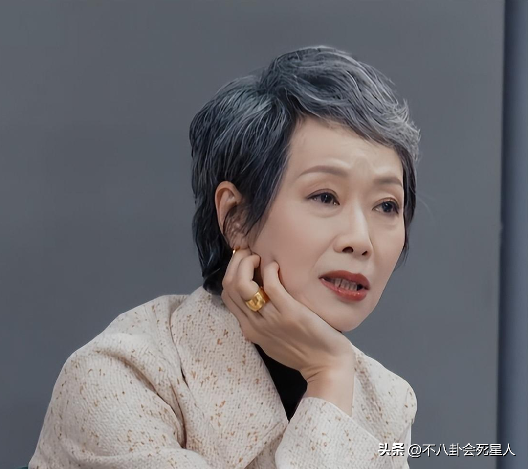 "赵雅芝穿着紫色套装引争议，70岁扮嫩还是自由选择？" 29