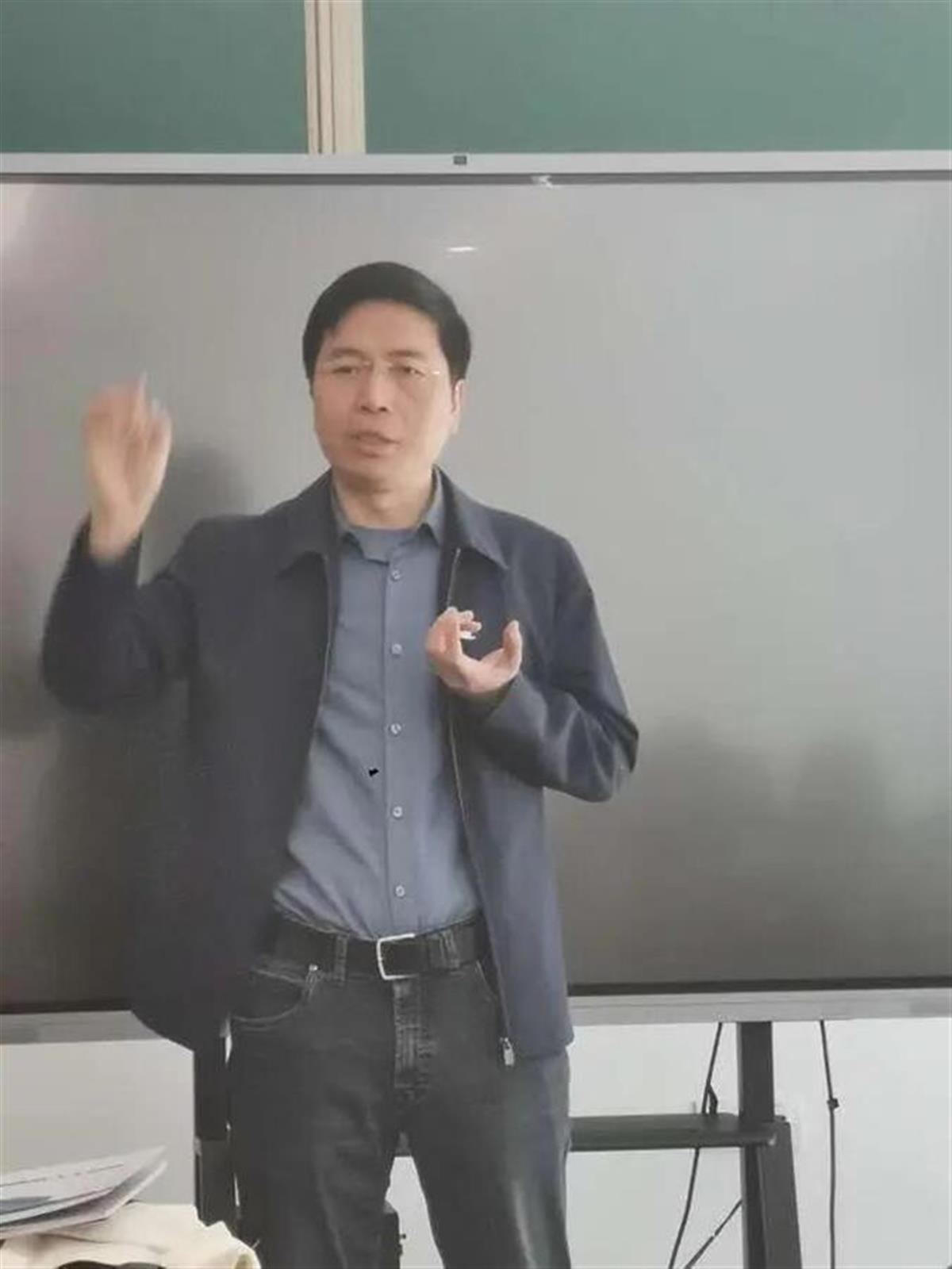 走路像太奶的机器人卖80万,创意者系北京大学智能学院院长，曾3次获得计算机视觉领域的最高奖项 5